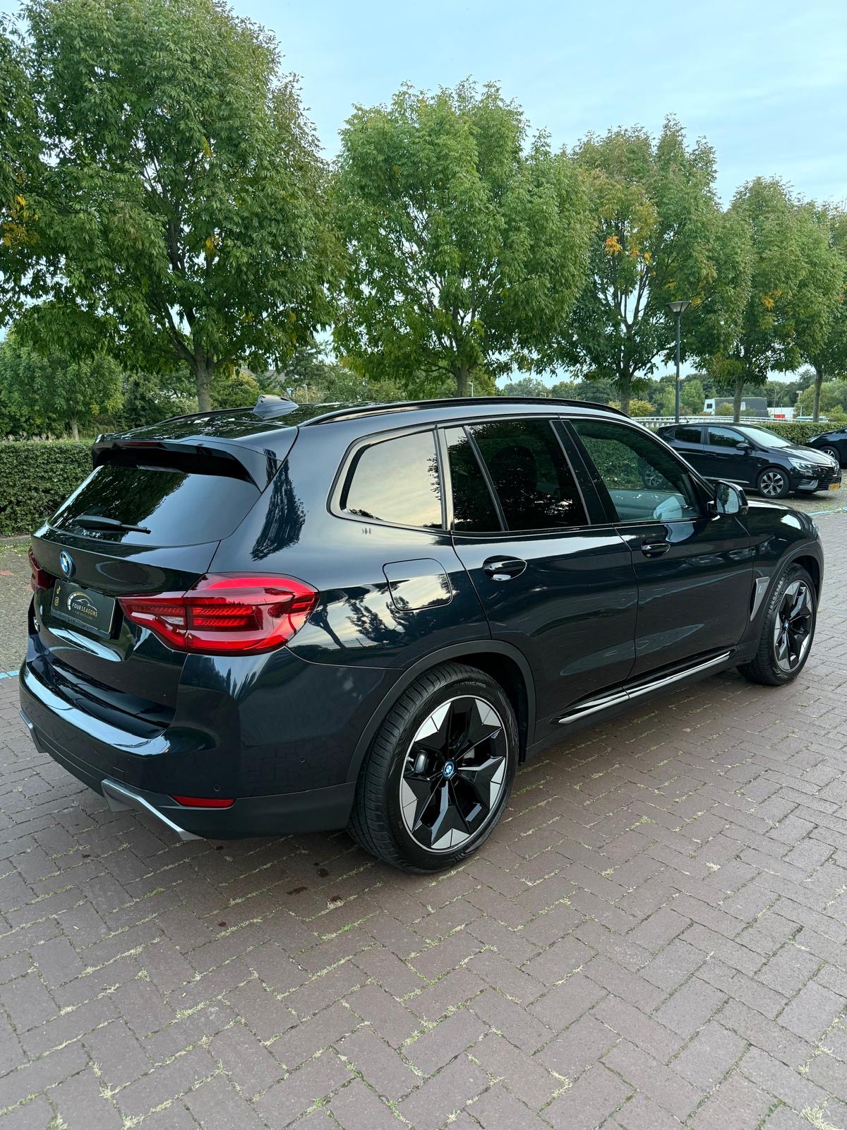 Glanzend BMW iX3-exterieur na verzorging door FourSeasons