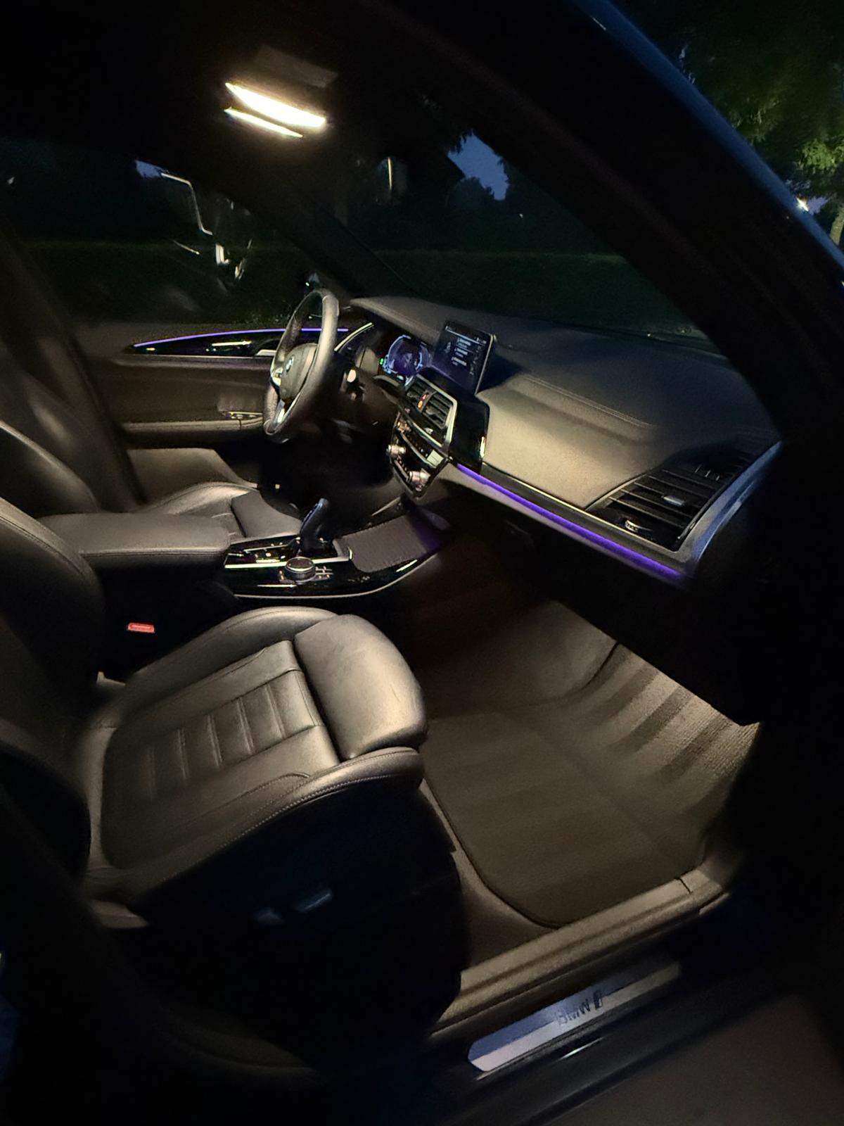 BMW iX3 — cockpit na de detailing, gefotografeerd in de avond