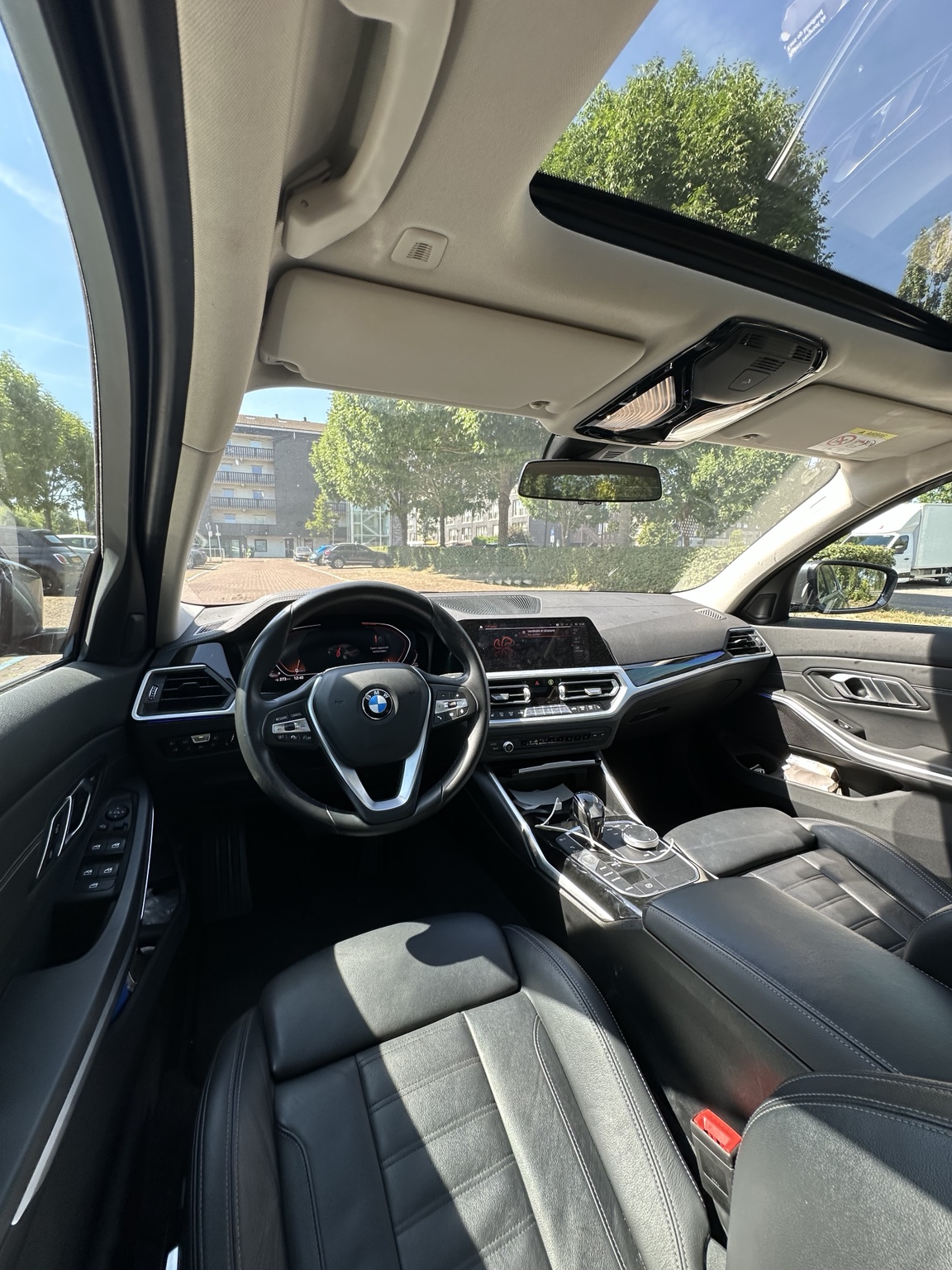 330i — cockpit en dashboard voor de behandeling