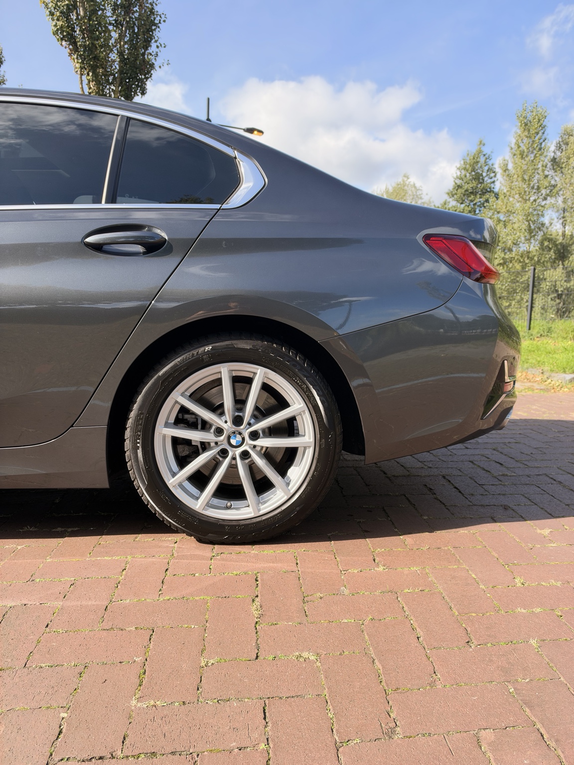 BMW 330i velg en achterzijde na de behandeling