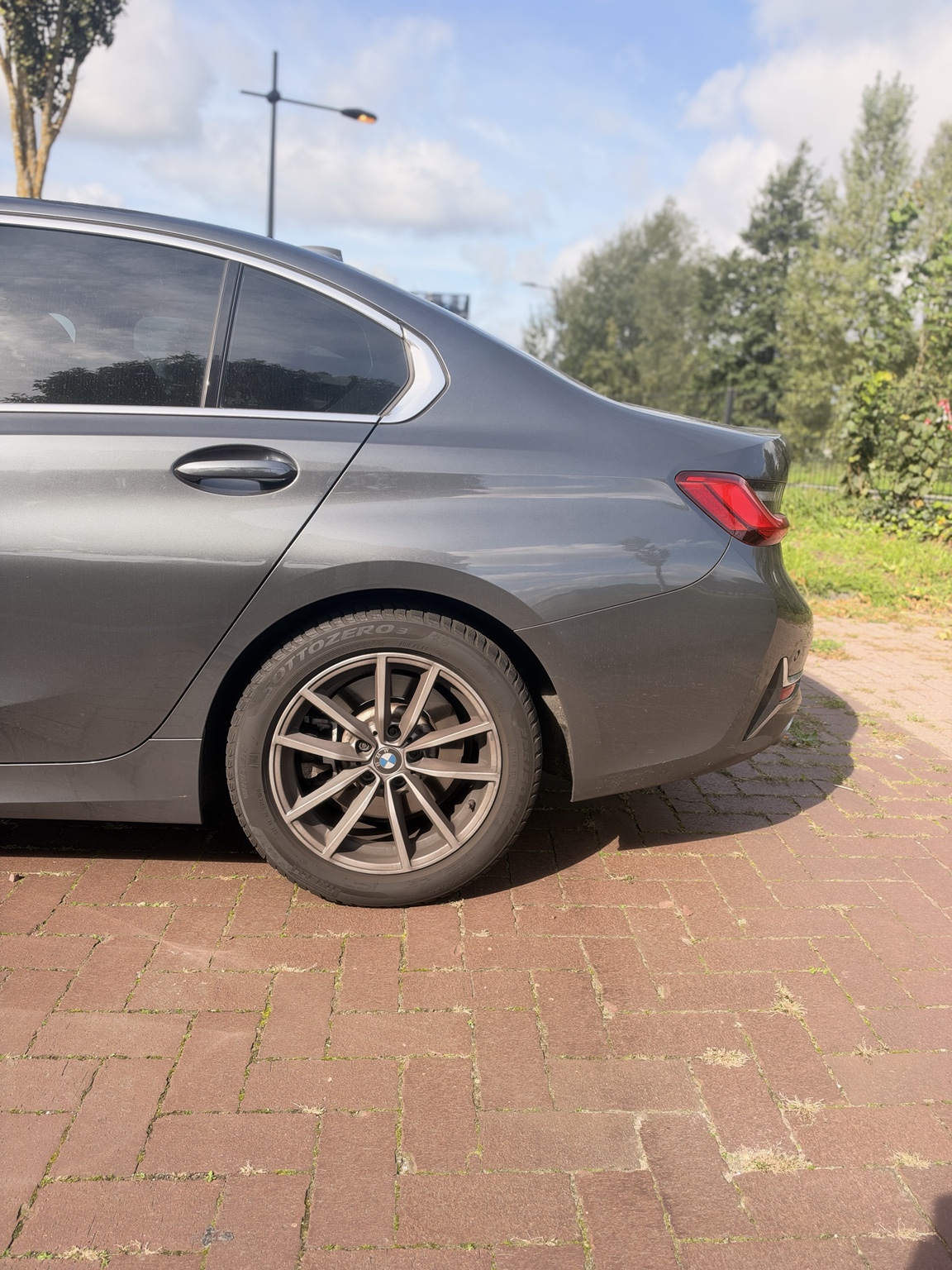 BMW 330i velg en achterzijde voor de behandeling